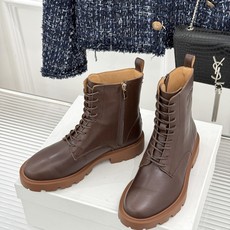 Celine /塞琳26WF新品凯旋门 复古厚底马丁靴短靴 当英伦硬朗邂逅巴黎优雅 这双马丁靴以复古之形 写就当代格调。 Celine /塞琳26WF新品凯旋门 复古厚底马丁靴短靴 当英伦硬朗邂逅巴黎优雅 这双马丁靴以复古之形 写就当代格调。