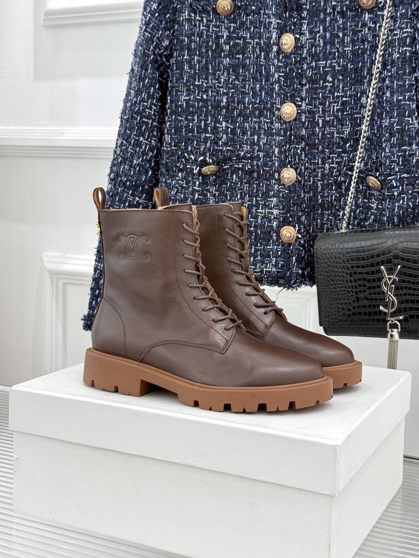 Celine /塞琳26WF新品凯旋门 复古厚底马丁靴短靴 当英伦硬朗邂逅巴黎优雅 这双马丁靴以复古之形 写就当代格调。