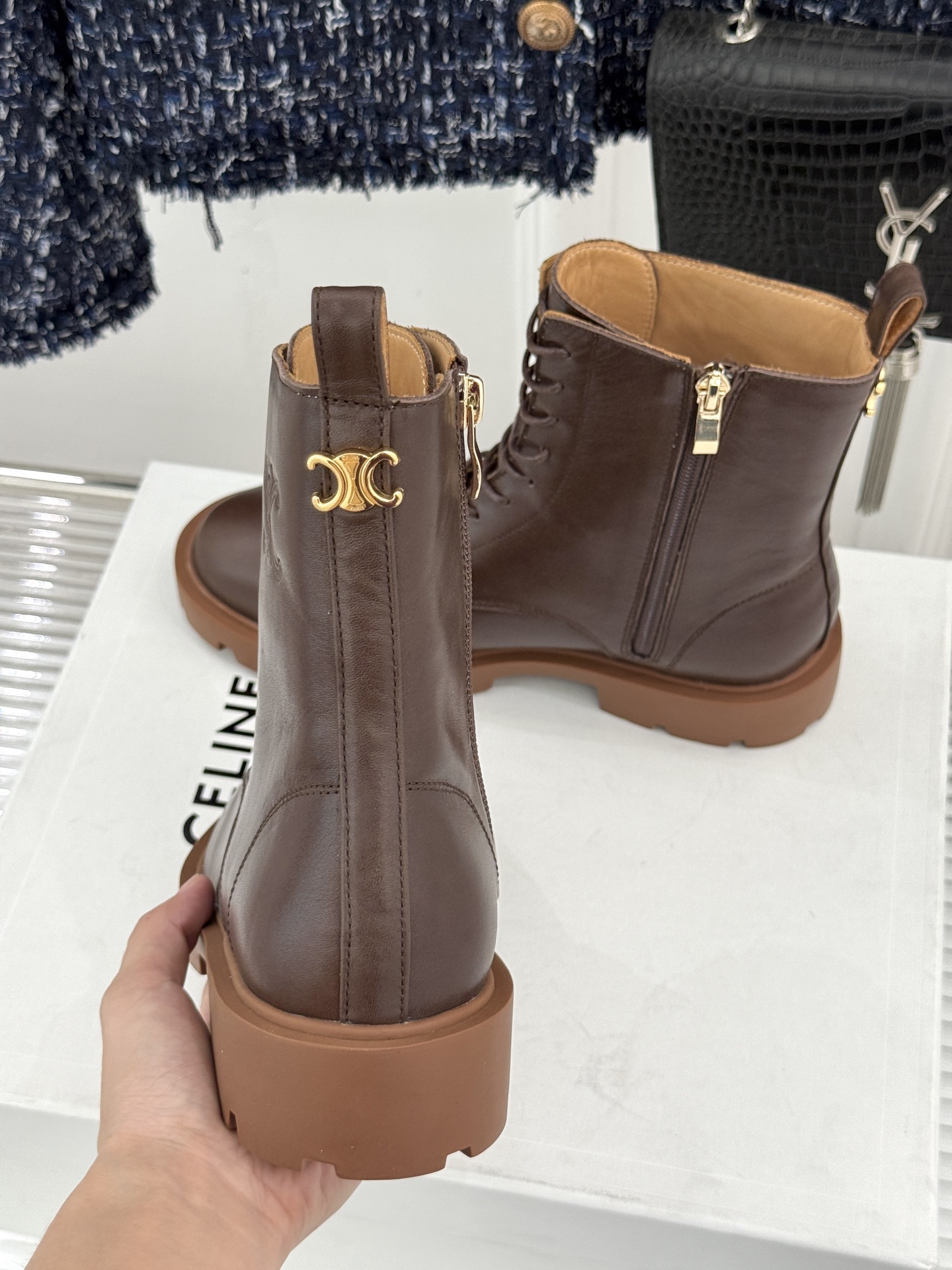 Celine /塞琳26WF新品凯旋门 复古厚底马丁靴短靴 当英伦硬朗邂逅巴黎优雅 这双马丁靴以复古之形 写就当代格调。 Celine /塞琳26WF新品凯旋门 复古厚底马丁靴短靴 当英伦硬朗邂逅巴黎优雅 这双马丁靴以复古之形 写就当代格调。