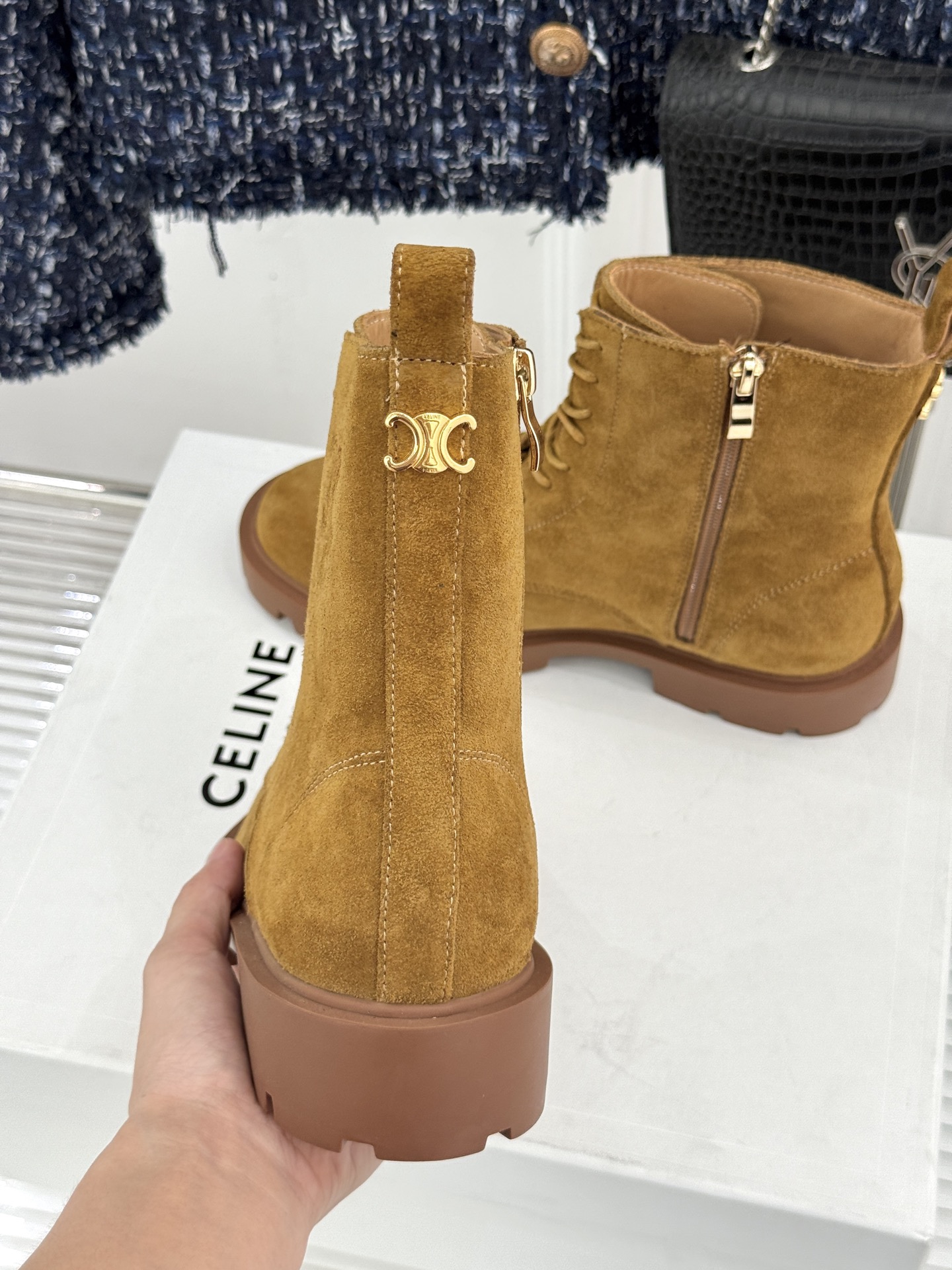 Celine /塞琳26WF新品凯旋门 复古厚底马丁靴短靴 当英伦硬朗邂逅巴黎优雅 这双马丁靴以复古之形 写就当代格调。