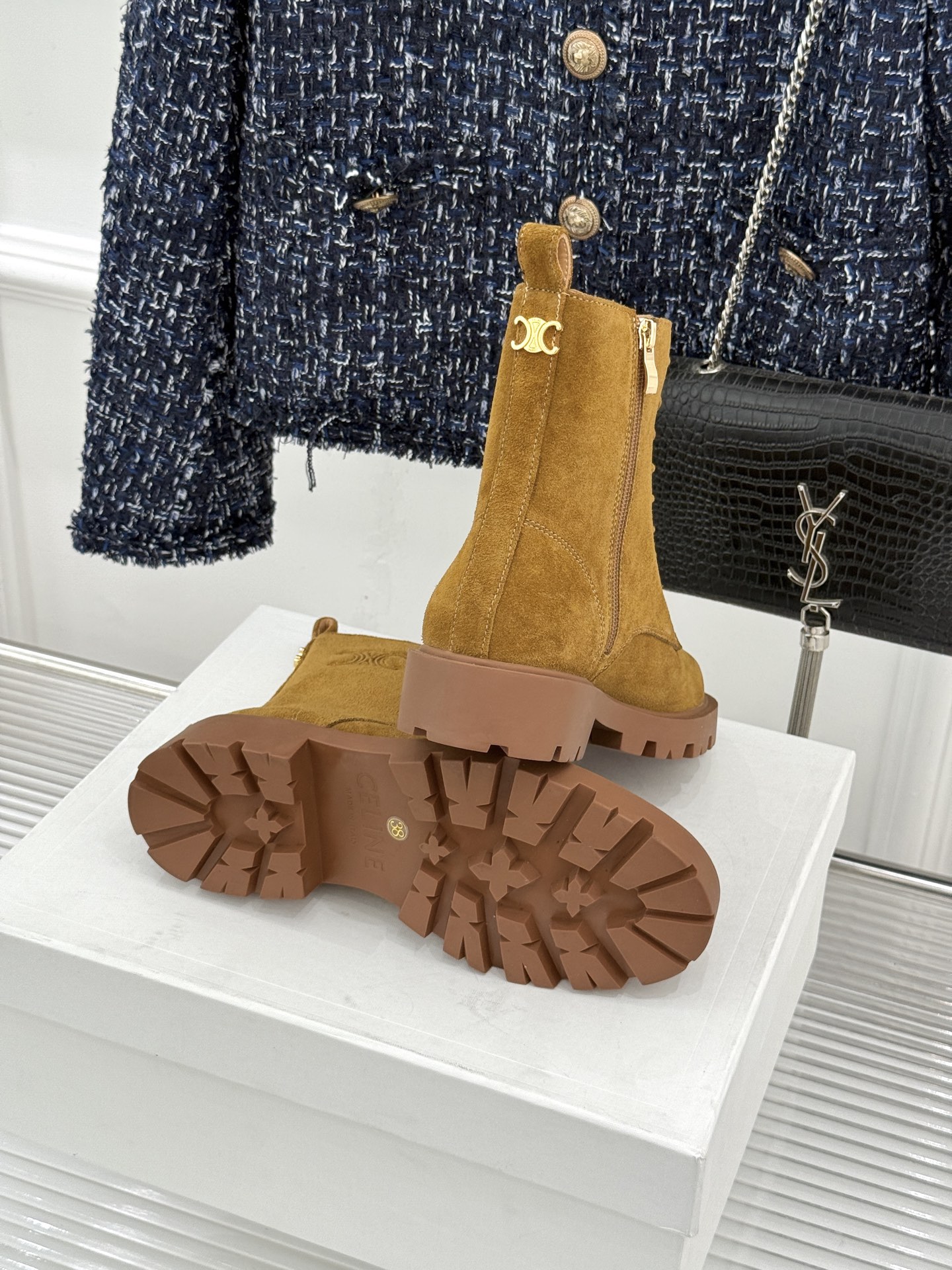 Celine /塞琳26WF新品凯旋门 复古厚底马丁靴短靴 当英伦硬朗邂逅巴黎优雅 这双马丁靴以复古之形 写就当代格调。