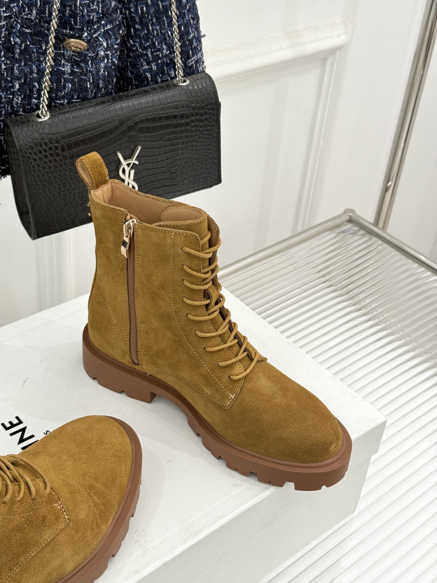 Celine /塞琳26WF新品凯旋门 复古厚底马丁靴短靴 当英伦硬朗邂逅巴黎优雅 这双马丁靴以复古之形 写就当代格调。