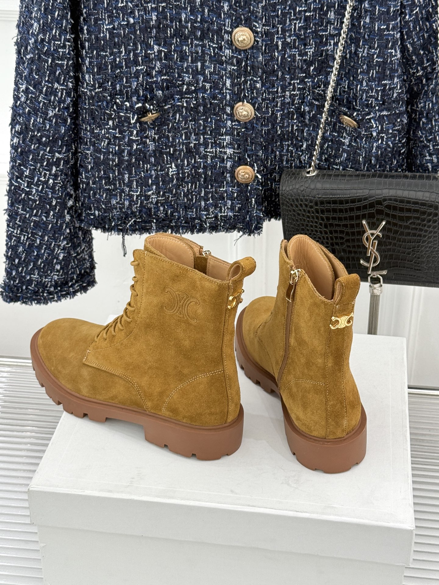 Celine /塞琳26WF新品凯旋门 复古厚底马丁靴短靴 当英伦硬朗邂逅巴黎优雅 这双马丁靴以复古之形 写就当代格调。