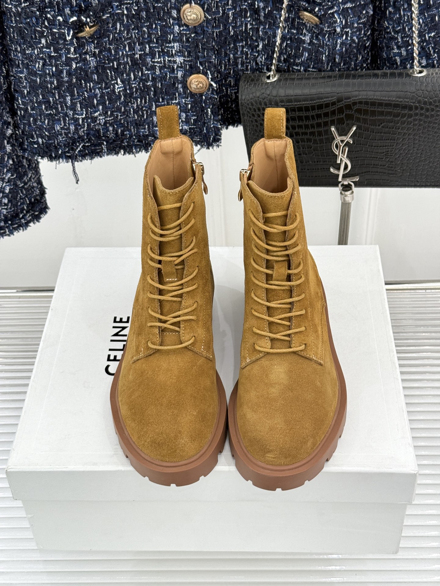 Celine /塞琳26WF新品凯旋门 复古厚底马丁靴短靴 当英伦硬朗邂逅巴黎优雅 这双马丁靴以复古之形 写就当代格调。