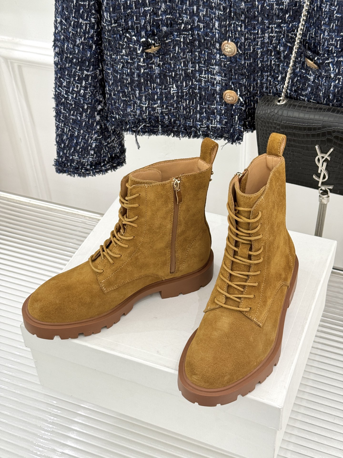 Celine /塞琳26WF新品凯旋门 复古厚底马丁靴短靴 当英伦硬朗邂逅巴黎优雅 这双马丁靴以复古之形 写就当代格调。