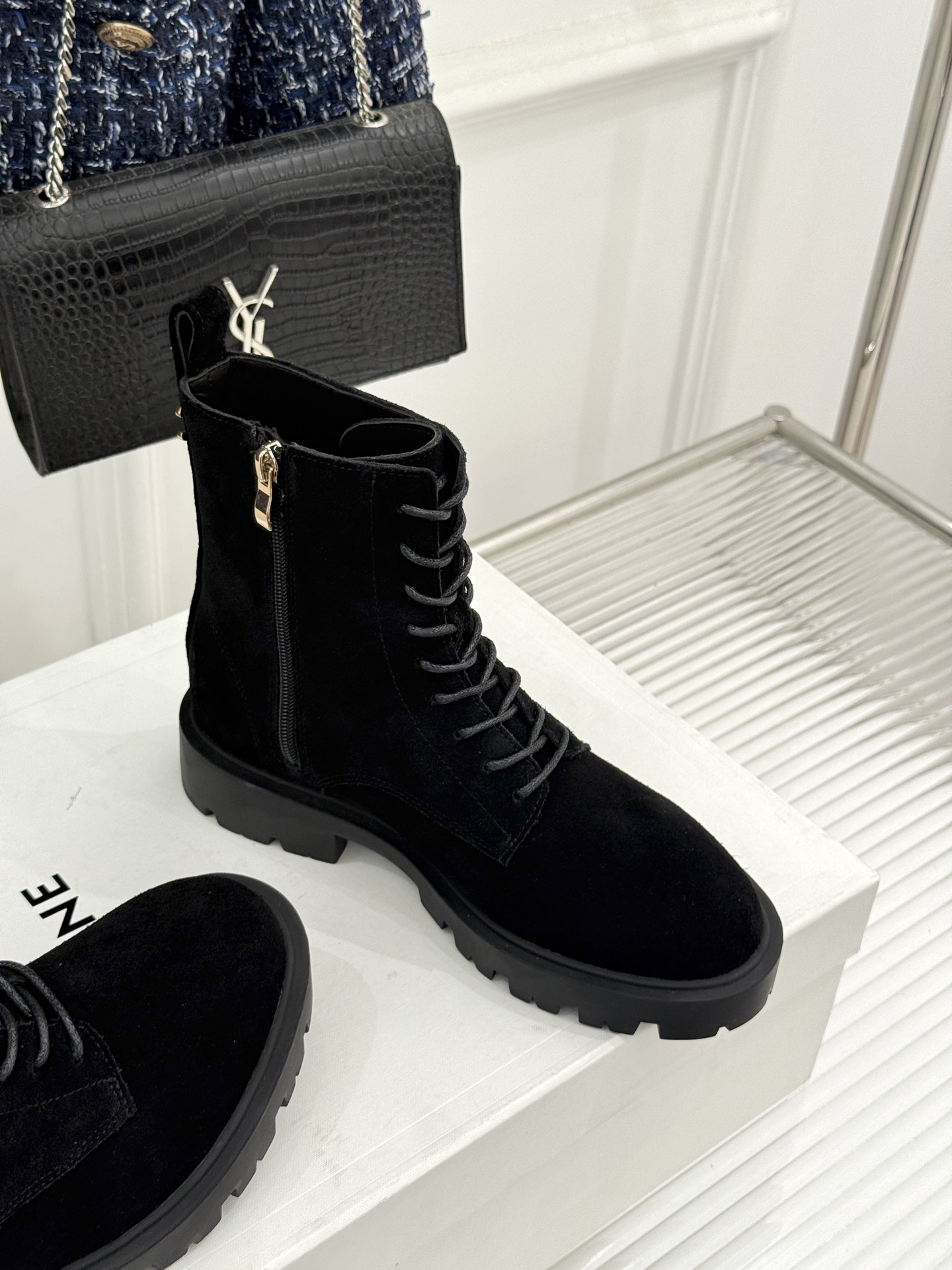 Celine /塞琳26WF新品凯旋门 复古厚底马丁靴短靴 当英伦硬朗邂逅巴黎优雅 这双马丁靴以复古之形 写就当代格调。