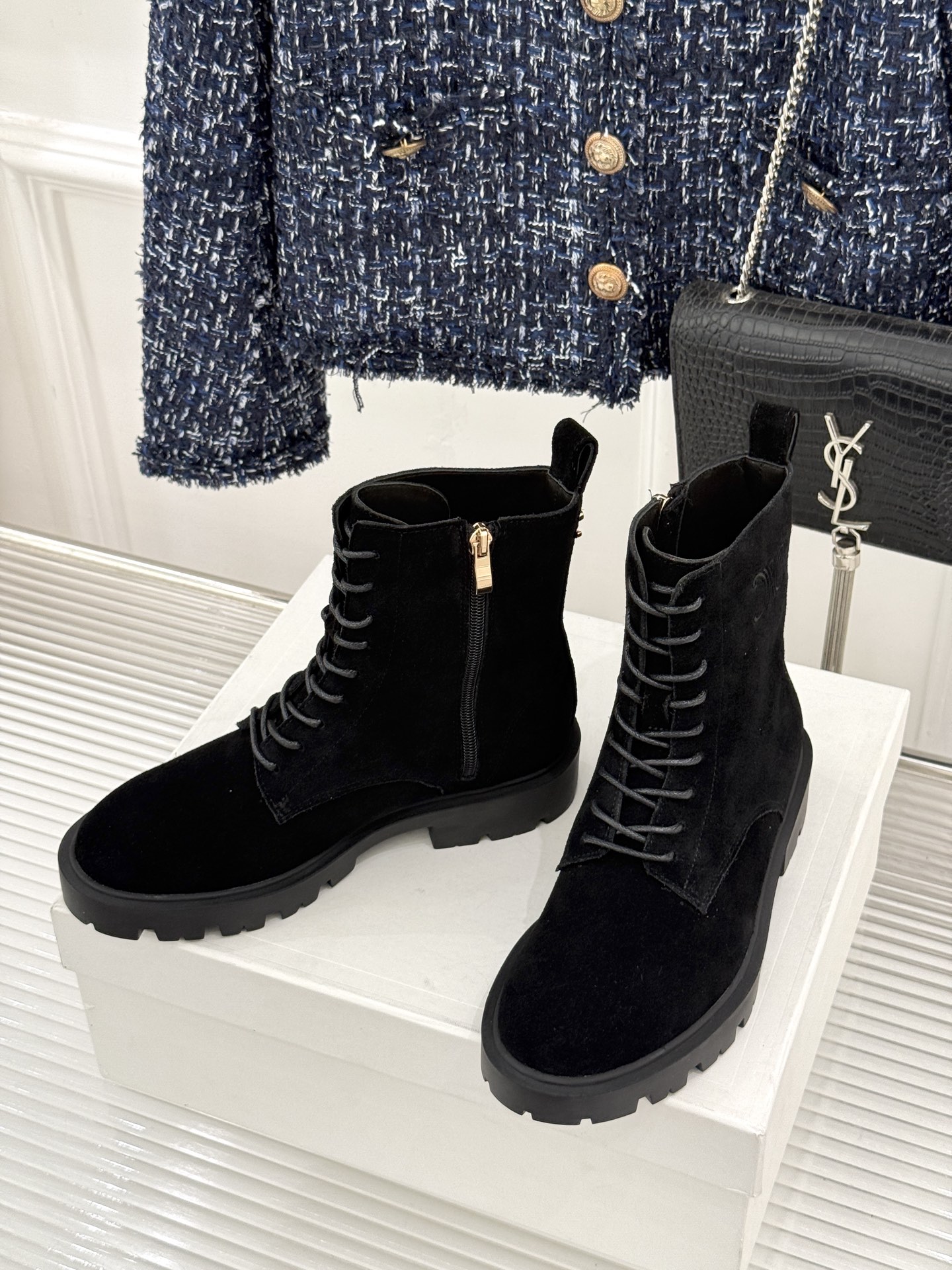 Celine /塞琳26WF新品凯旋门 复古厚底马丁靴短靴 当英伦硬朗邂逅巴黎优雅 这双马丁靴以复古之形 写就当代格调。