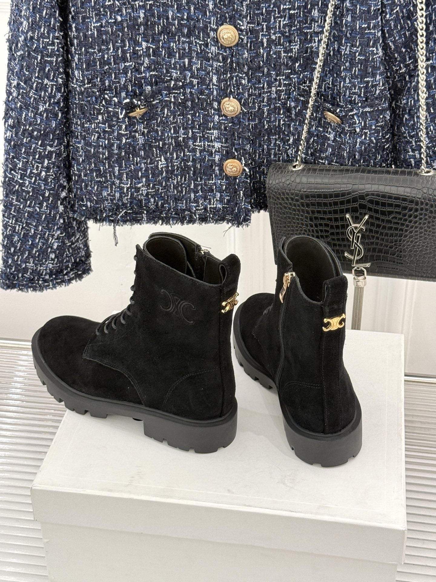 Celine /塞琳26WF新品凯旋门 复古厚底马丁靴短靴 当英伦硬朗邂逅巴黎优雅 这双马丁靴以复古之形 写就当代格调。