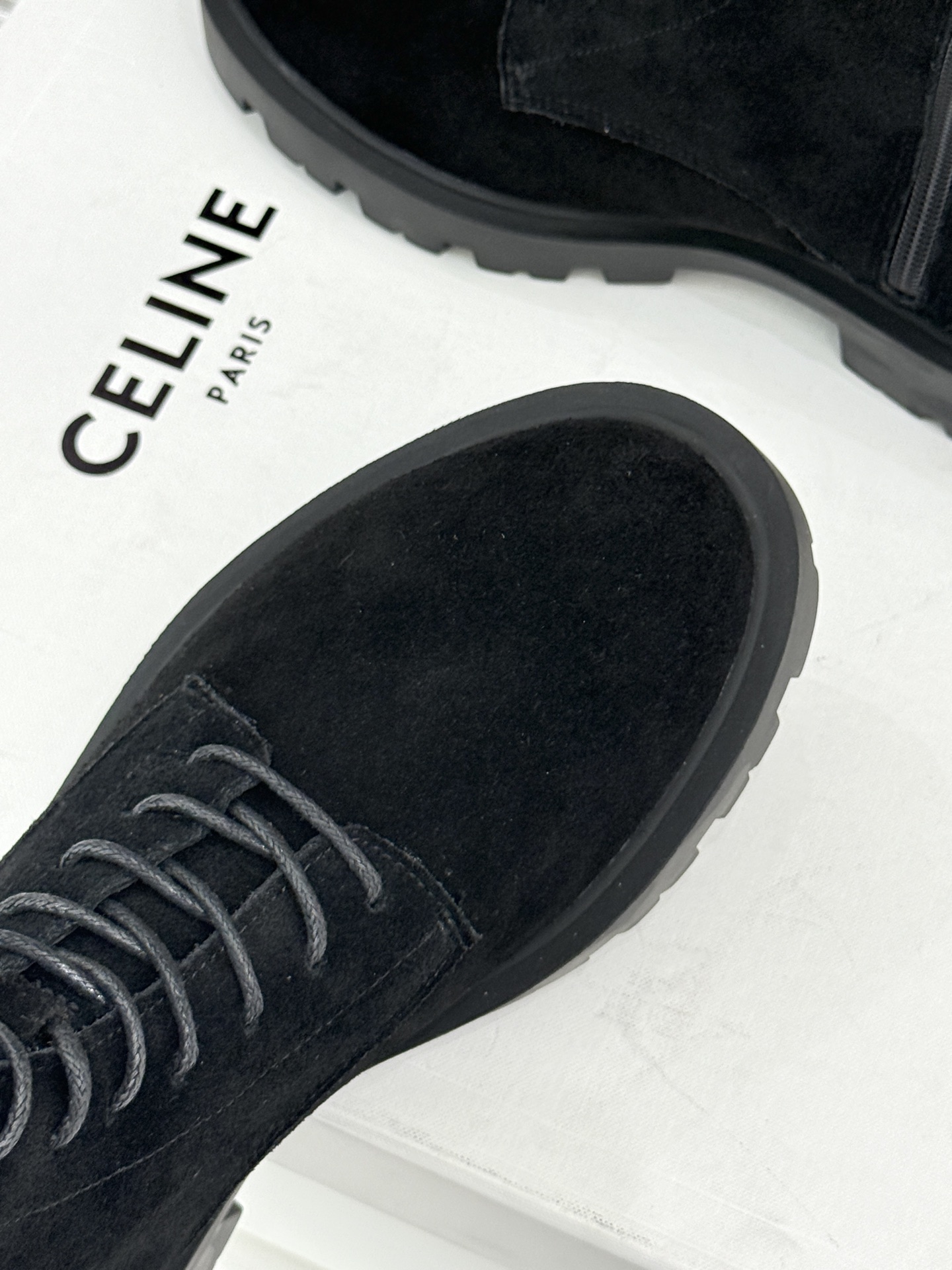 Celine /塞琳26WF新品凯旋门 复古厚底马丁靴短靴 当英伦硬朗邂逅巴黎优雅 这双马丁靴以复古之形 写就当代格调。