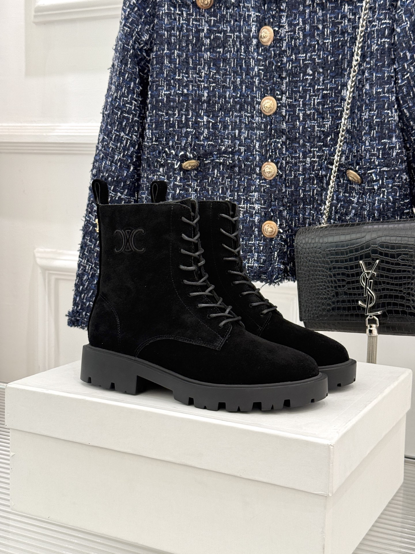 Celine /塞琳26WF新品凯旋门 复古厚底马丁靴短靴 当英伦硬朗邂逅巴黎优雅 这双马丁靴以复古之形 写就当代格调。