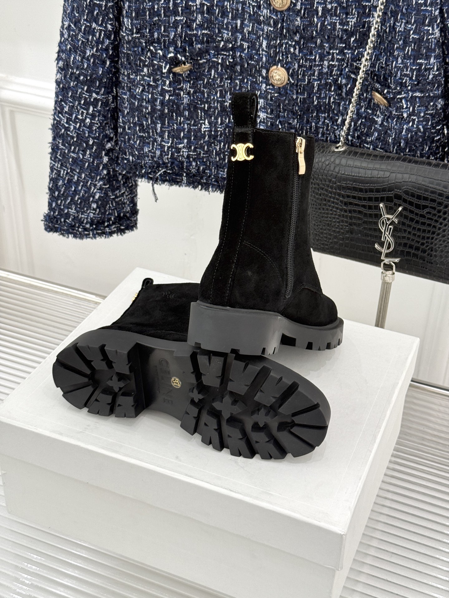 Celine /塞琳26WF新品凯旋门 复古厚底马丁靴短靴 当英伦硬朗邂逅巴黎优雅 这双马丁靴以复古之形 写就当代格调。