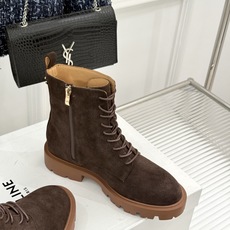 Celine /塞琳26WF新品凯旋门 复古厚底马丁靴短靴 当英伦硬朗邂逅巴黎优雅 这双马丁靴以复古之形 写就当代格调。 Celine /塞琳26WF新品凯旋门 复古厚底马丁靴短靴 当英伦硬朗邂逅巴黎优雅 这双马丁靴以复古之形 写就当代格调。