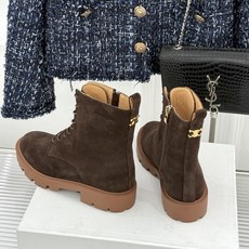 Celine /塞琳26WF新品凯旋门 复古厚底马丁靴短靴 当英伦硬朗邂逅巴黎优雅 这双马丁靴以复古之形 写就当代格调。 Celine /塞琳26WF新品凯旋门 复古厚底马丁靴短靴 当英伦硬朗邂逅巴黎优雅 这双马丁靴以复古之形 写就当代格调。