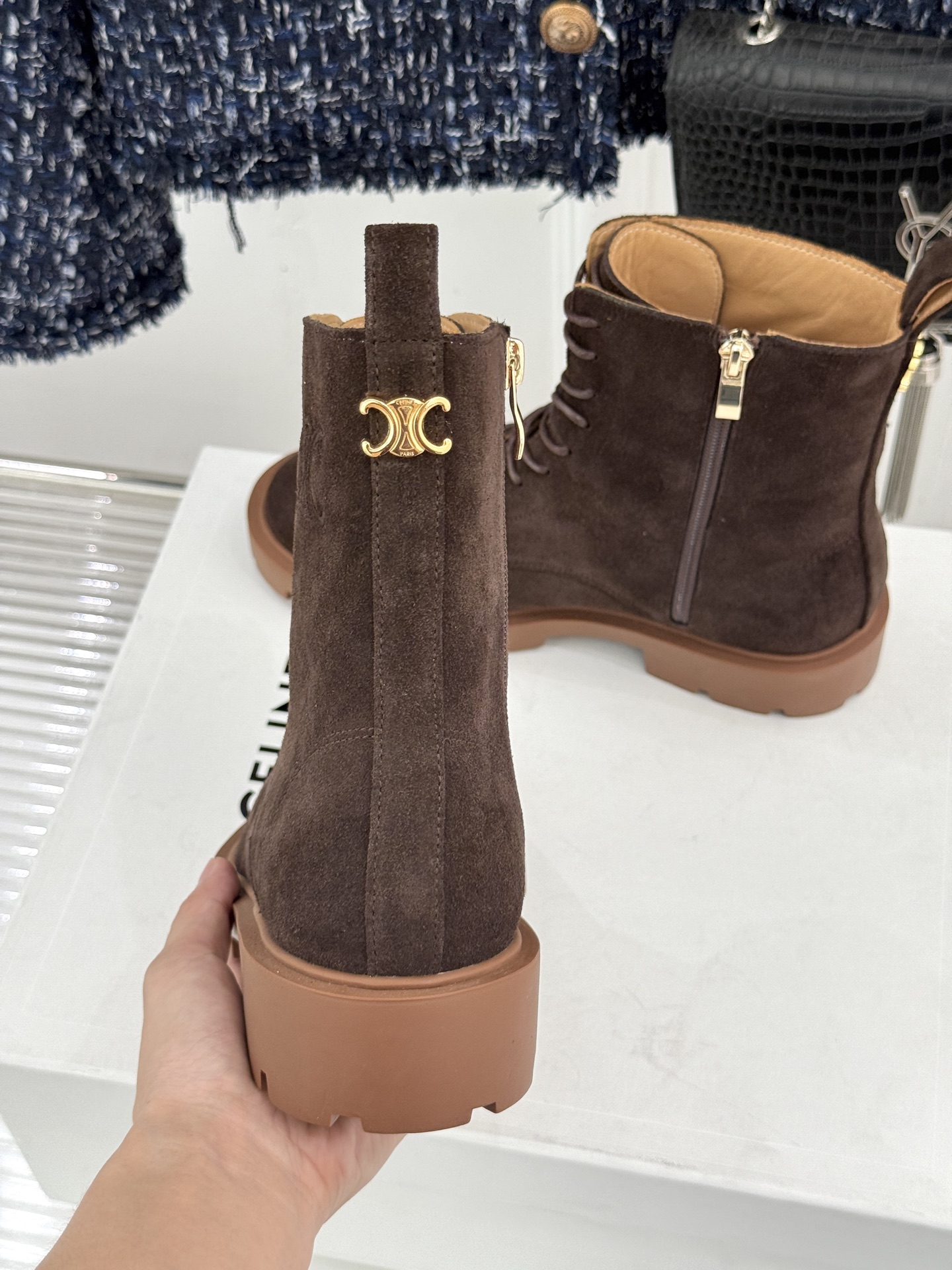 Celine /塞琳26WF新品凯旋门 复古厚底马丁靴短靴 当英伦硬朗邂逅巴黎优雅 这双马丁靴以复古之形 写就当代格调。 Celine /塞琳26WF新品凯旋门 复古厚底马丁靴短靴 当英伦硬朗邂逅巴黎优雅 这双马丁靴以复古之形 写就当代格调。