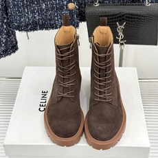 Celine /塞琳26WF新品凯旋门 复古厚底马丁靴短靴 当英伦硬朗邂逅巴黎优雅 这双马丁靴以复古之形 写就当代格调。 Celine /塞琳26WF新品凯旋门 复古厚底马丁靴短靴 当英伦硬朗邂逅巴黎优雅 这双马丁靴以复古之形 写就当代格调。