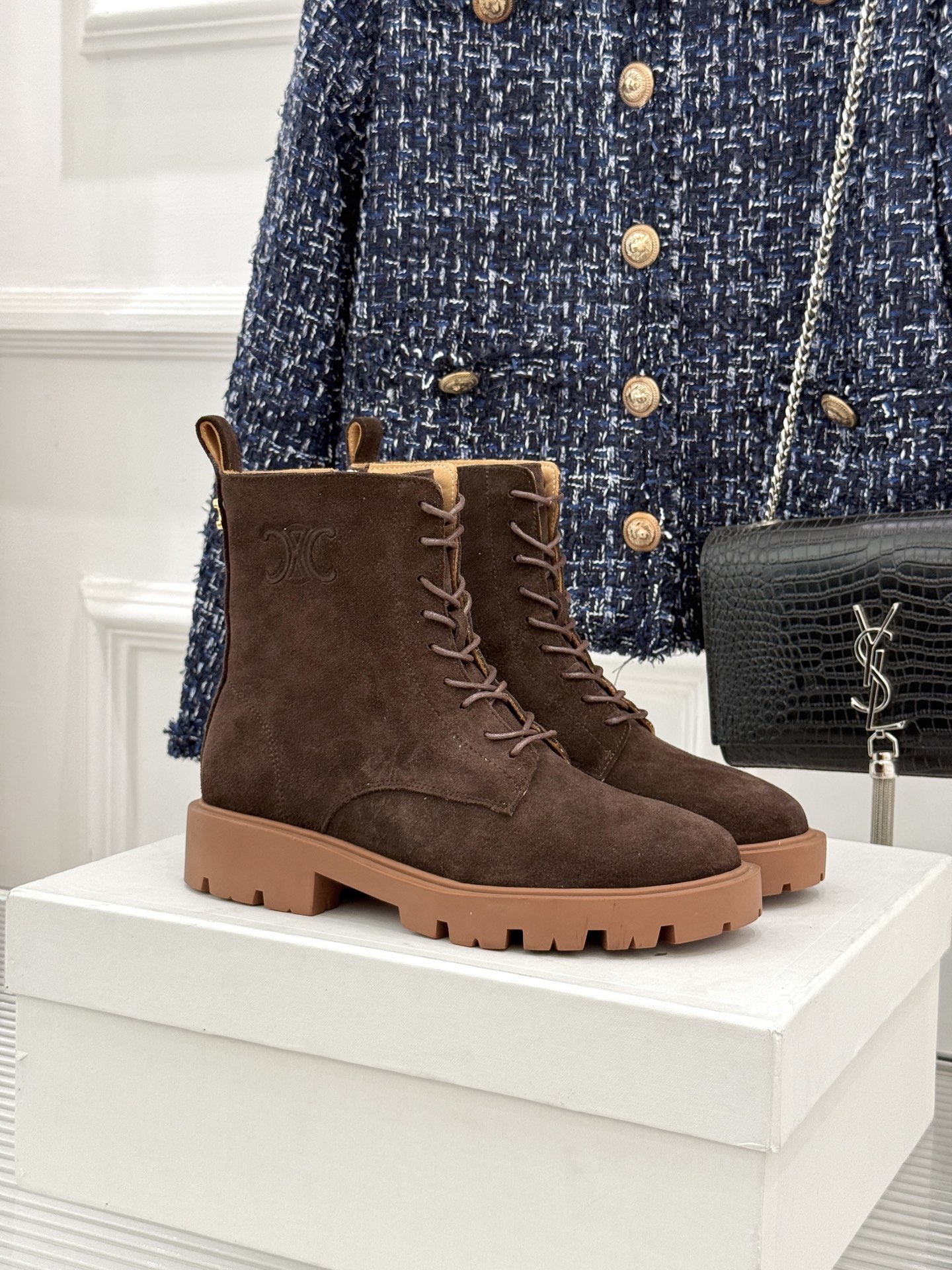Celine /塞琳26WF新品凯旋门 复古厚底马丁靴短靴 当英伦硬朗邂逅巴黎优雅 这双马丁靴以复古之形 写就当代格调。