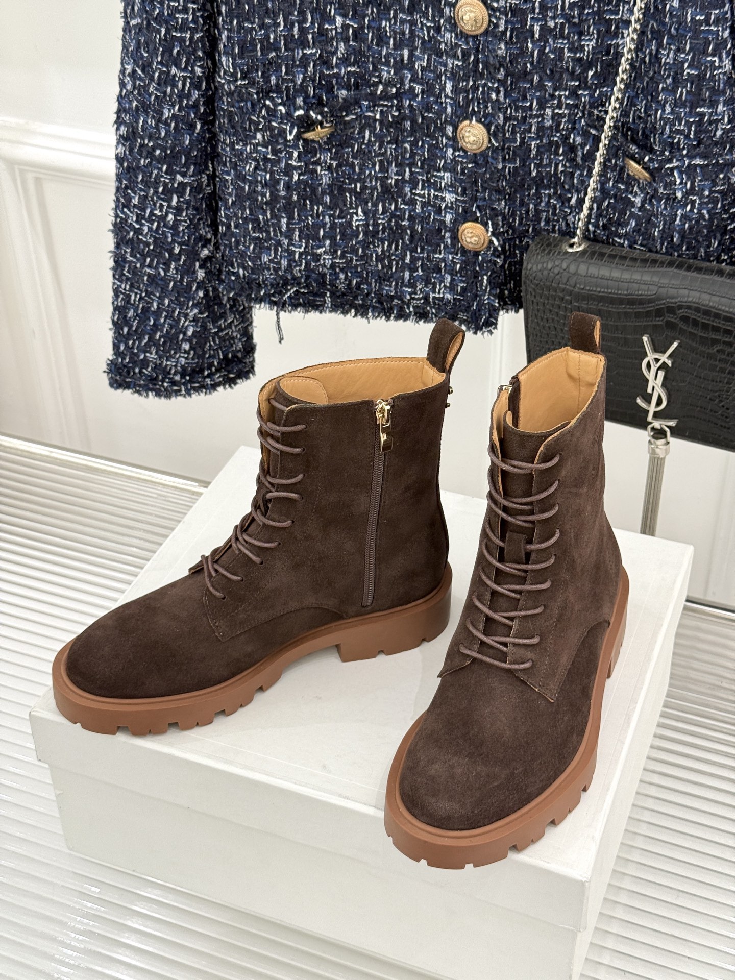 Celine /塞琳26WF新品凯旋门 复古厚底马丁靴短靴 当英伦硬朗邂逅巴黎优雅 这双马丁靴以复古之形 写就当代格调。 Celine /塞琳26WF新品凯旋门 复古厚底马丁靴短靴 当英伦硬朗邂逅巴黎优雅 这双马丁靴以复古之形 写就当代格调。
