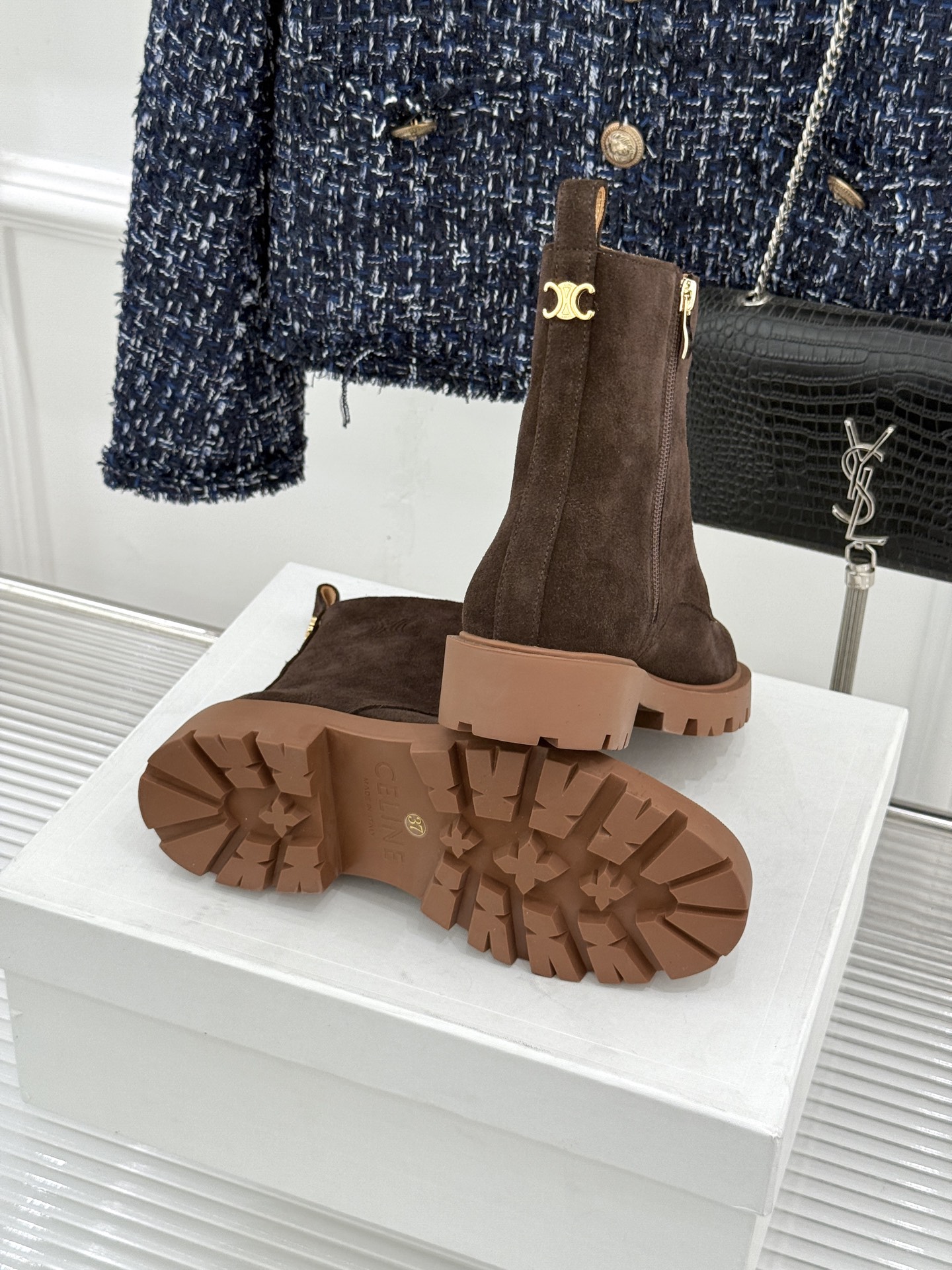 Celine /塞琳26WF新品凯旋门 复古厚底马丁靴短靴 当英伦硬朗邂逅巴黎优雅 这双马丁靴以复古之形 写就当代格调。 Celine /塞琳26WF新品凯旋门 复古厚底马丁靴短靴 当英伦硬朗邂逅巴黎优雅 这双马丁靴以复古之形 写就当代格调。