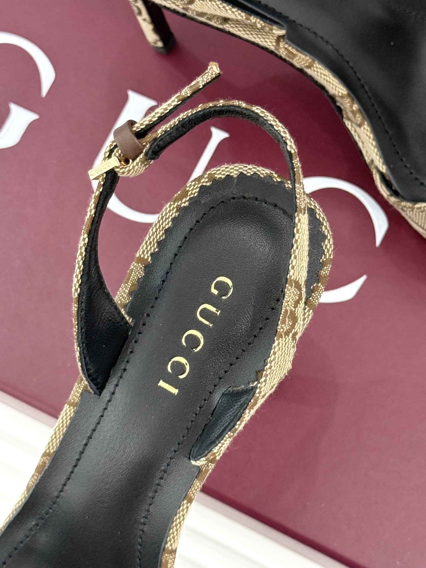 Gucci/古驰26WF新品马衔扣 鱼嘴防水台细跟高跟凉鞋 演绎复古奢华与现代气场的融合之作。 标志性金属马衔扣点缀鱼嘴