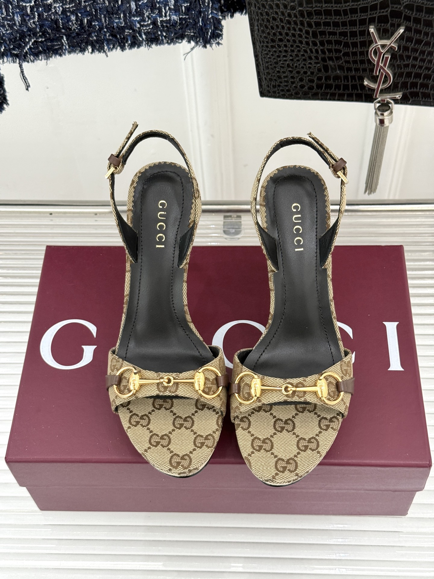 Gucci/古驰26WF新品马衔扣 鱼嘴防水台细跟高跟凉鞋 演绎复古奢华与现代气场的融合之作。 标志性金属马衔扣点缀鱼嘴