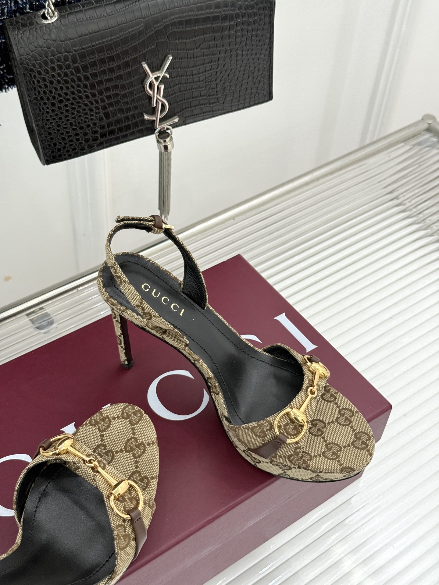 Gucci/古驰26WF新品马衔扣 鱼嘴防水台细跟高跟凉鞋 演绎复古奢华与现代气场的融合之作。 标志性金属马衔扣点缀鱼嘴