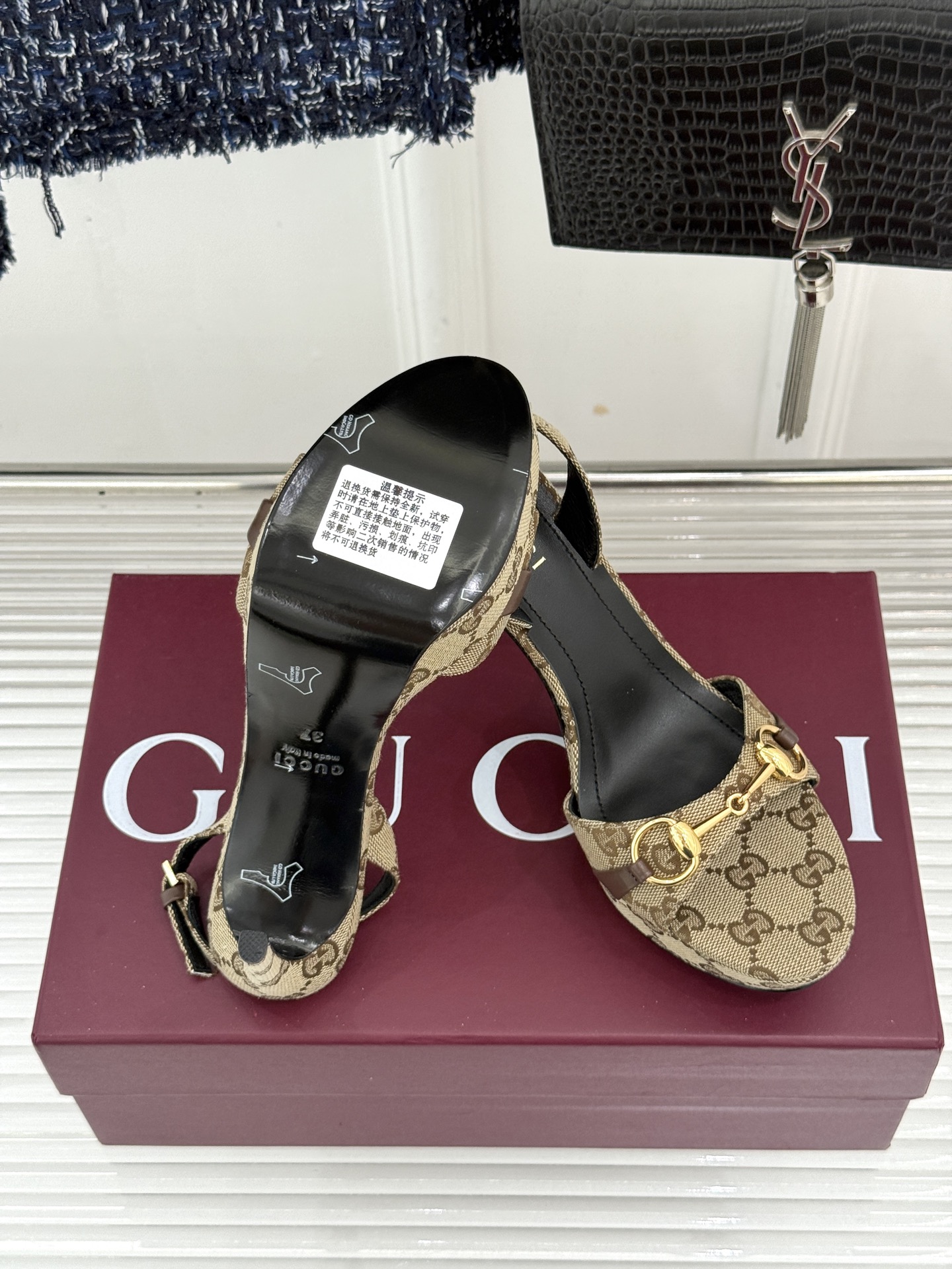 Gucci/古驰26WF新品马衔扣 鱼嘴防水台细跟高跟凉鞋 演绎复古奢华与现代气场的融合之作。 标志性金属马衔扣点缀鱼嘴