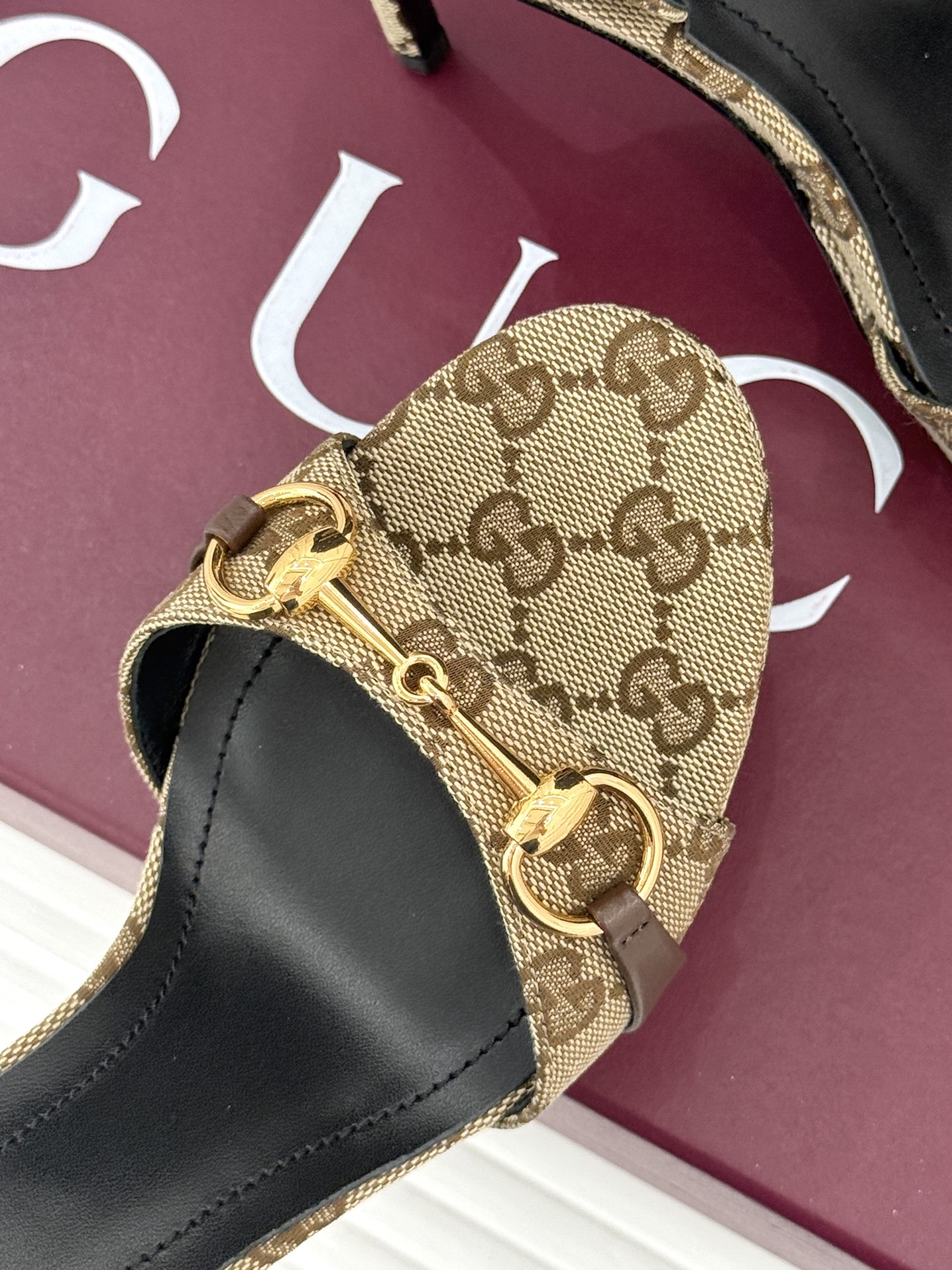 Gucci/古驰26WF新品马衔扣 鱼嘴防水台细跟高跟凉鞋 演绎复古奢华与现代气场的融合之作。 标志性金属马衔扣点缀鱼嘴