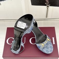 Gucci/古驰26WF新品马衔扣 鱼嘴防水台细跟高跟凉鞋 演绎复古奢华与现代气场的融合之作。 标志性金属马衔扣点缀鱼嘴 Gucci/古驰26WF新品马衔扣 鱼嘴防水台细跟高跟凉鞋 演绎复古奢华与现代气场的融合之作。 标志性金属马衔扣点缀鱼嘴