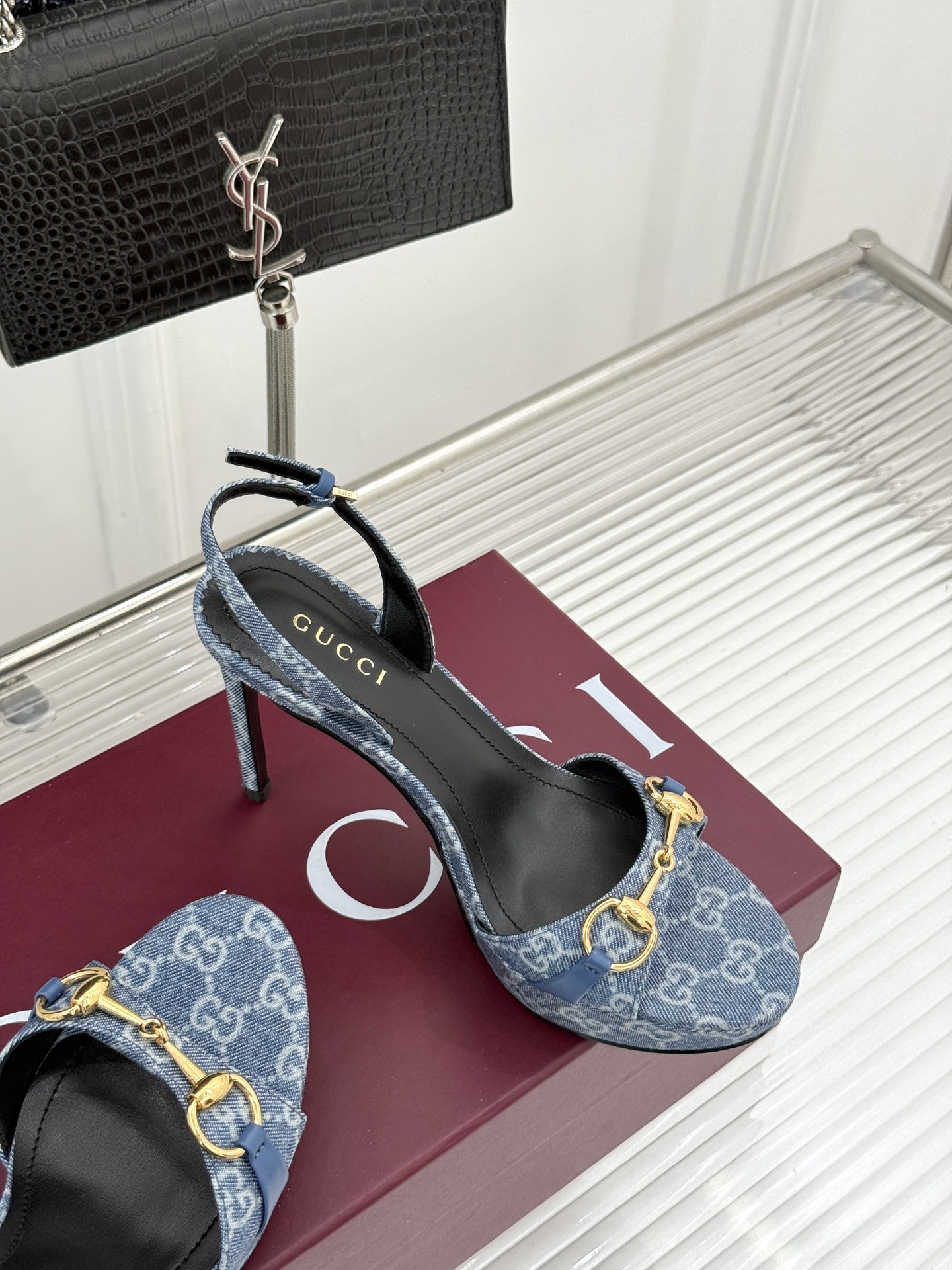 Gucci/古驰26WF新品马衔扣 鱼嘴防水台细跟高跟凉鞋 演绎复古奢华与现代气场的融合之作。 标志性金属马衔扣点缀鱼嘴 Gucci/古驰26WF新品马衔扣 鱼嘴防水台细跟高跟凉鞋 演绎复古奢华与现代气场的融合之作。 标志性金属马衔扣点缀鱼嘴