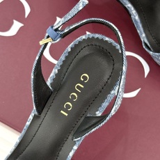 Gucci/古驰26WF新品马衔扣 鱼嘴防水台细跟高跟凉鞋 演绎复古奢华与现代气场的融合之作。 标志性金属马衔扣点缀鱼嘴 Gucci/古驰26WF新品马衔扣 鱼嘴防水台细跟高跟凉鞋 演绎复古奢华与现代气场的融合之作。 标志性金属马衔扣点缀鱼嘴