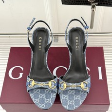 Gucci/古驰26WF新品马衔扣 鱼嘴防水台细跟高跟凉鞋 演绎复古奢华与现代气场的融合之作。 标志性金属马衔扣点缀鱼嘴 Gucci/古驰26WF新品马衔扣 鱼嘴防水台细跟高跟凉鞋 演绎复古奢华与现代气场的融合之作。 标志性金属马衔扣点缀鱼嘴