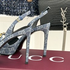 Gucci/古驰26WF新品马衔扣 鱼嘴防水台细跟高跟凉鞋 演绎复古奢华与现代气场的融合之作。 标志性金属马衔扣点缀鱼嘴 Gucci/古驰26WF新品马衔扣 鱼嘴防水台细跟高跟凉鞋 演绎复古奢华与现代气场的融合之作。 标志性金属马衔扣点缀鱼嘴