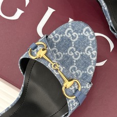 Gucci/古驰26WF新品马衔扣 鱼嘴防水台细跟高跟凉鞋 演绎复古奢华与现代气场的融合之作。 标志性金属马衔扣点缀鱼嘴 Gucci/古驰26WF新品马衔扣 鱼嘴防水台细跟高跟凉鞋 演绎复古奢华与现代气场的融合之作。 标志性金属马衔扣点缀鱼嘴