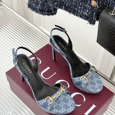 Gucci/古驰26WF新品马衔扣 鱼嘴防水台细跟高跟凉鞋 演绎复古奢华与现代气场的融合之作。 标志性金属马衔扣点缀鱼嘴 Gucci/古驰26WF新品马衔扣 鱼嘴防水台细跟高跟凉鞋 演绎复古奢华与现代气场的融合之作。 标志性金属马衔扣点缀鱼嘴