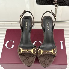 Gucci/古驰26WF新品马衔扣 鱼嘴防水台细跟高跟凉鞋 演绎复古奢华与现代气场的融合之作。 标志性金属马衔扣点缀鱼嘴 Gucci/古驰26WF新品马衔扣 鱼嘴防水台细跟高跟凉鞋 演绎复古奢华与现代气场的融合之作。 标志性金属马衔扣点缀鱼嘴