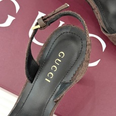 Gucci/古驰26WF新品马衔扣 鱼嘴防水台细跟高跟凉鞋 演绎复古奢华与现代气场的融合之作。 标志性金属马衔扣点缀鱼嘴 Gucci/古驰26WF新品马衔扣 鱼嘴防水台细跟高跟凉鞋 演绎复古奢华与现代气场的融合之作。 标志性金属马衔扣点缀鱼嘴