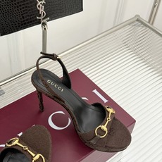 Gucci/古驰26WF新品马衔扣 鱼嘴防水台细跟高跟凉鞋 演绎复古奢华与现代气场的融合之作。 标志性金属马衔扣点缀鱼嘴 Gucci/古驰26WF新品马衔扣 鱼嘴防水台细跟高跟凉鞋 演绎复古奢华与现代气场的融合之作。 标志性金属马衔扣点缀鱼嘴