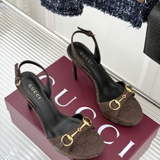 Gucci/古驰26WF新品马衔扣 鱼嘴防水台细跟高跟凉鞋 演绎复古奢华与现代气场的融合之作。 标志性金属马衔扣点缀鱼嘴 Gucci/古驰26WF新品马衔扣 鱼嘴防水台细跟高跟凉鞋 演绎复古奢华与现代气场的融合之作。 标志性金属马衔扣点缀鱼嘴
