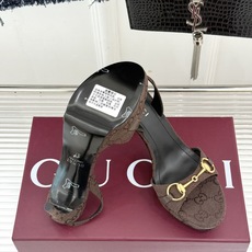 Gucci/古驰26WF新品马衔扣 鱼嘴防水台细跟高跟凉鞋 演绎复古奢华与现代气场的融合之作。 标志性金属马衔扣点缀鱼嘴 Gucci/古驰26WF新品马衔扣 鱼嘴防水台细跟高跟凉鞋 演绎复古奢华与现代气场的融合之作。 标志性金属马衔扣点缀鱼嘴