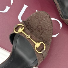 Gucci/古驰26WF新品马衔扣 鱼嘴防水台细跟高跟凉鞋 演绎复古奢华与现代气场的融合之作。 标志性金属马衔扣点缀鱼嘴 Gucci/古驰26WF新品马衔扣 鱼嘴防水台细跟高跟凉鞋 演绎复古奢华与现代气场的融合之作。 标志性金属马衔扣点缀鱼嘴