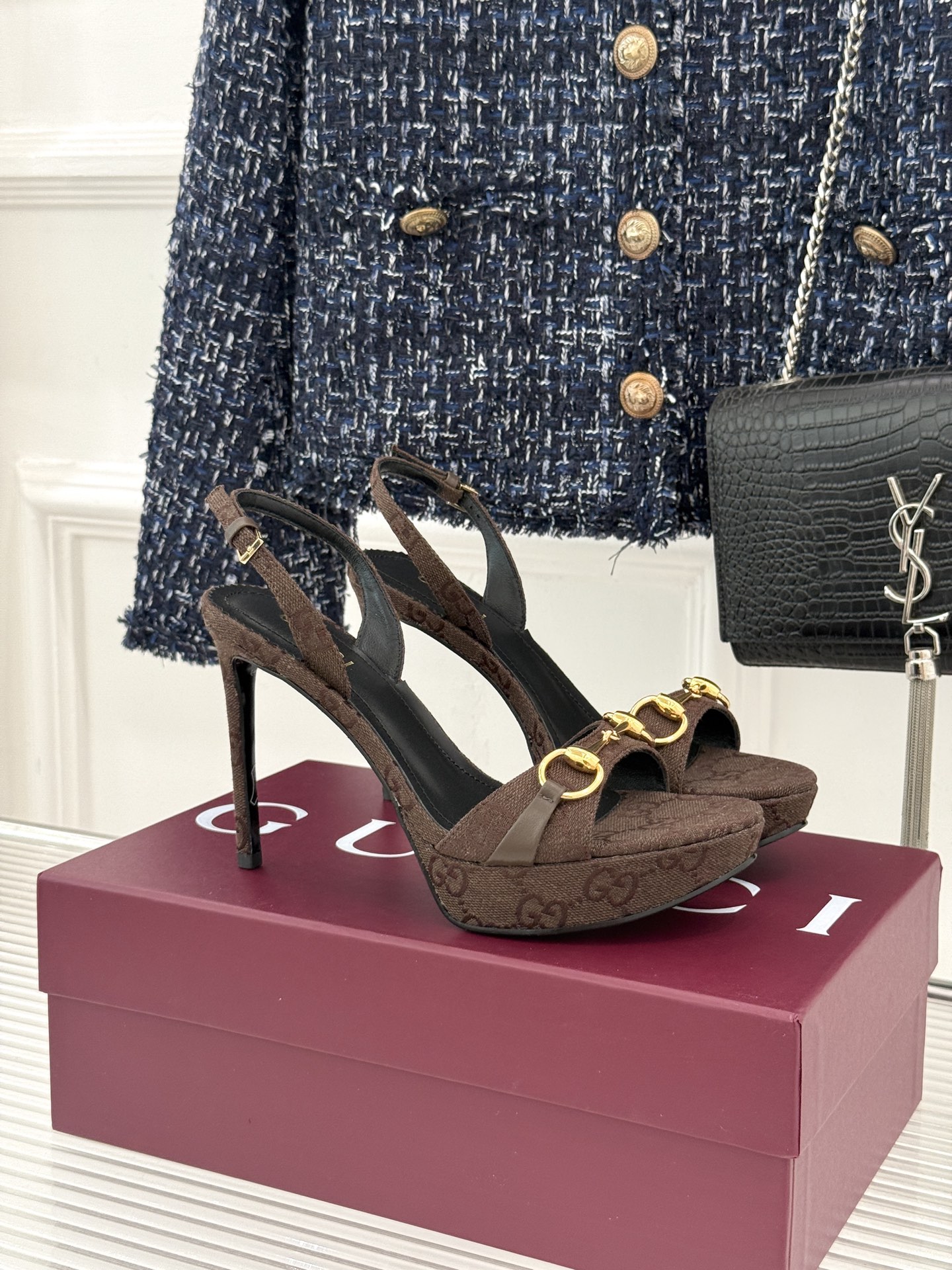 Gucci/古驰26WF新品马衔扣 鱼嘴防水台细跟高跟凉鞋 演绎复古奢华与现代气场的融合之作。 标志性金属马衔扣点缀鱼嘴