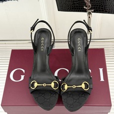Gucci/古驰26WF新品马衔扣 鱼嘴防水台细跟高跟凉鞋 演绎复古奢华与现代气场的融合之作。 标志性金属马衔扣点缀鱼嘴 Gucci/古驰26WF新品马衔扣 鱼嘴防水台细跟高跟凉鞋 演绎复古奢华与现代气场的融合之作。 标志性金属马衔扣点缀鱼嘴
