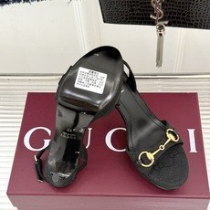 Gucci/古驰26WF新品马衔扣 鱼嘴防水台细跟高跟凉鞋 演绎复古奢华与现代气场的融合之作。 标志性金属马衔扣点缀鱼嘴 Gucci/古驰26WF新品马衔扣 鱼嘴防水台细跟高跟凉鞋 演绎复古奢华与现代气场的融合之作。 标志性金属马衔扣点缀鱼嘴