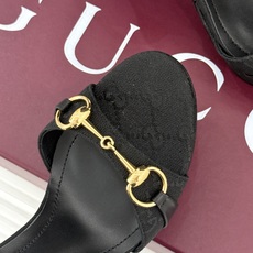 Gucci/古驰26WF新品马衔扣 鱼嘴防水台细跟高跟凉鞋 演绎复古奢华与现代气场的融合之作。 标志性金属马衔扣点缀鱼嘴 Gucci/古驰26WF新品马衔扣 鱼嘴防水台细跟高跟凉鞋 演绎复古奢华与现代气场的融合之作。 标志性金属马衔扣点缀鱼嘴