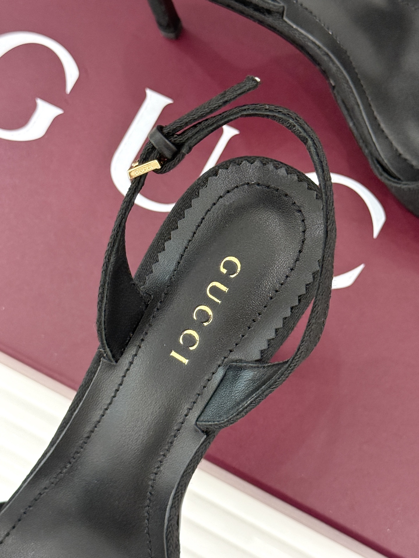 Gucci/古驰26WF新品马衔扣 鱼嘴防水台细跟高跟凉鞋 演绎复古奢华与现代气场的融合之作。 标志性金属马衔扣点缀鱼嘴 Gucci/古驰26WF新品马衔扣 鱼嘴防水台细跟高跟凉鞋 演绎复古奢华与现代气场的融合之作。 标志性金属马衔扣点缀鱼嘴