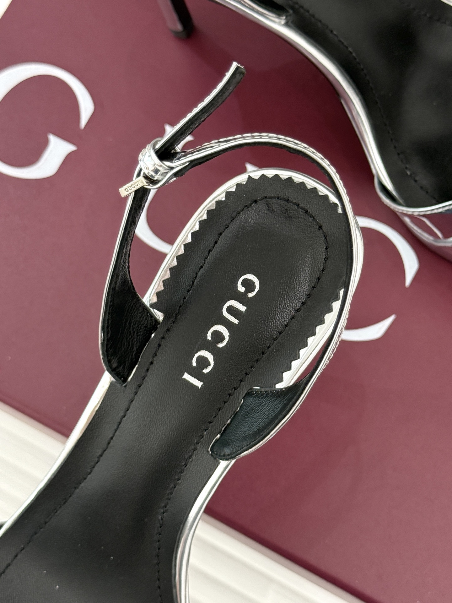 Gucci/古驰26WF新品马衔扣 鱼嘴防水台细跟高跟凉鞋 演绎复古奢华与现代气场的融合之作。 标志性金属马衔扣点缀鱼嘴