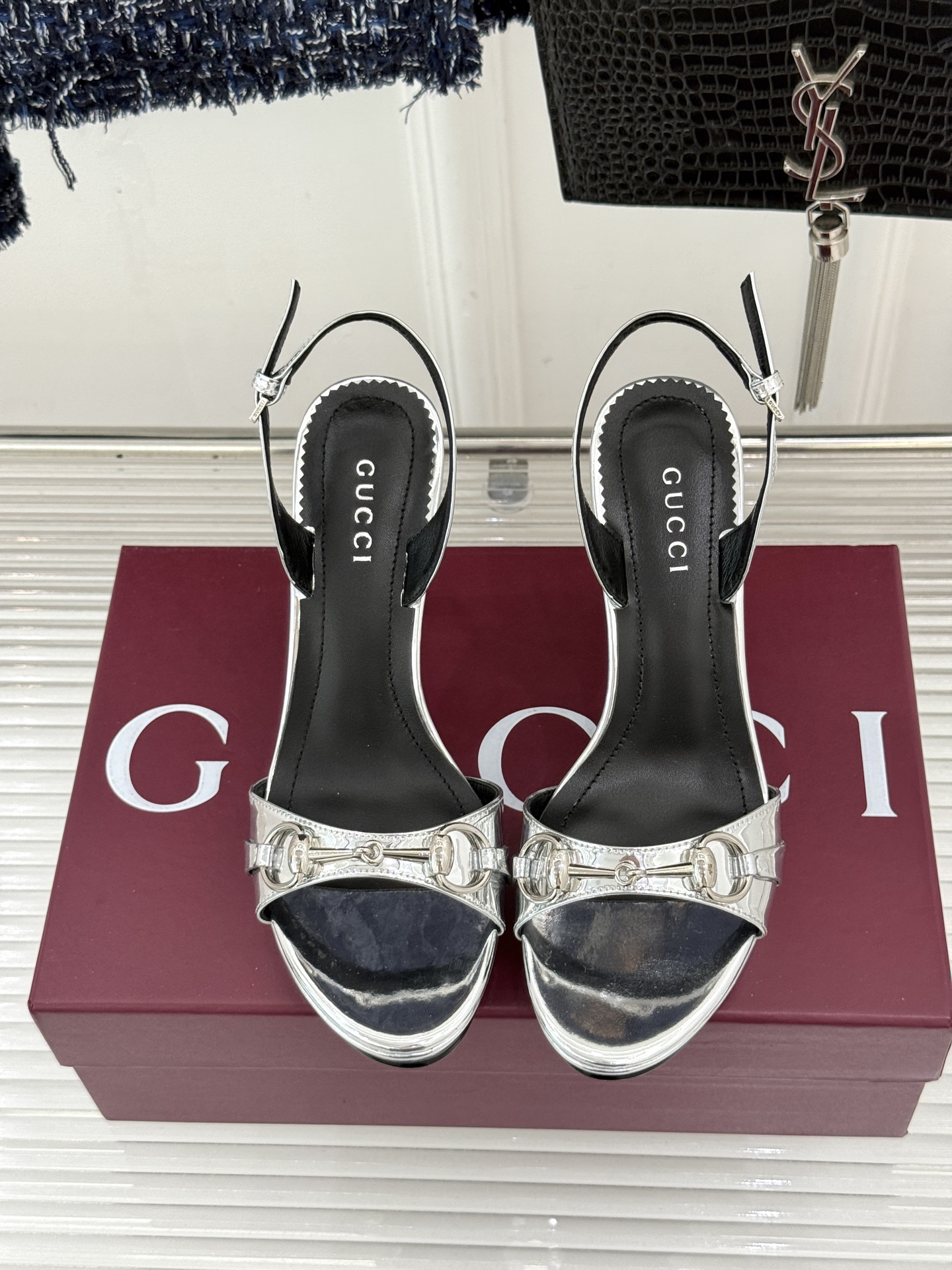 Gucci/古驰26WF新品马衔扣 鱼嘴防水台细跟高跟凉鞋 演绎复古奢华与现代气场的融合之作。 标志性金属马衔扣点缀鱼嘴