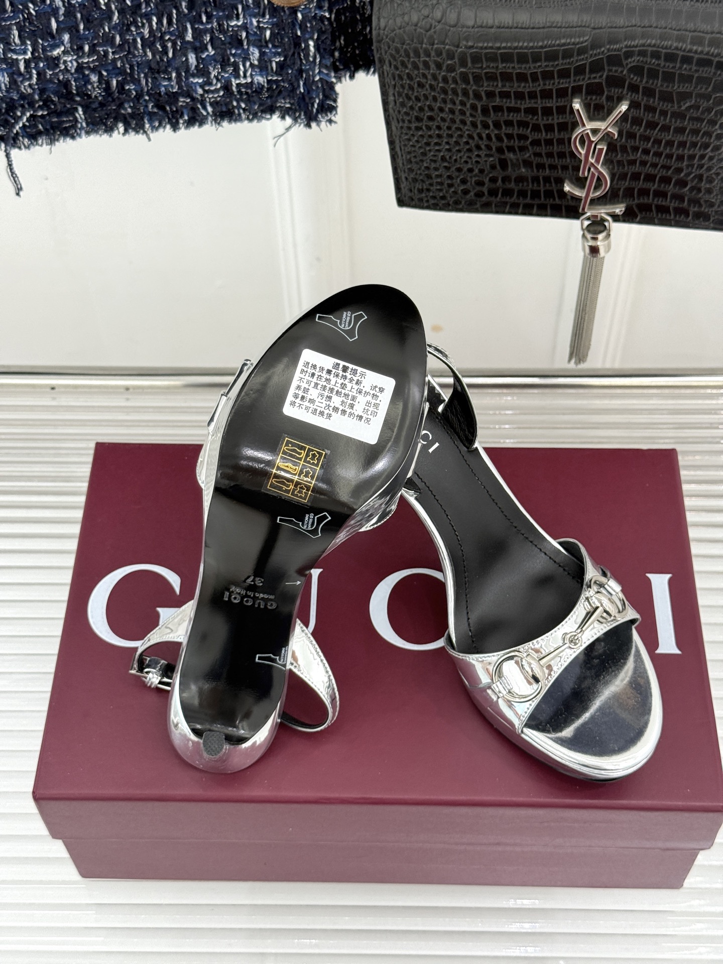 Gucci/古驰26WF新品马衔扣 鱼嘴防水台细跟高跟凉鞋 演绎复古奢华与现代气场的融合之作。 标志性金属马衔扣点缀鱼嘴