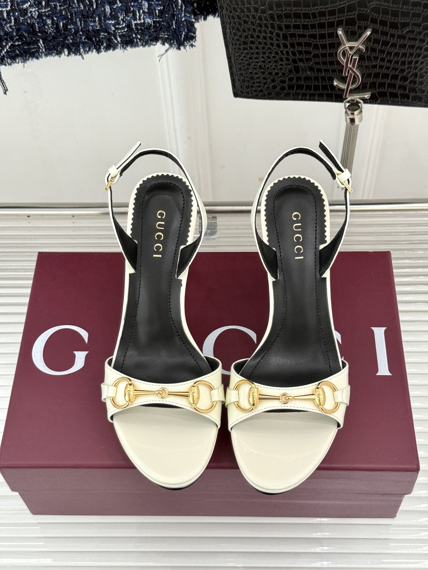 Gucci/古驰26WF新品马衔扣 鱼嘴防水台细跟高跟凉鞋 演绎复古奢华与现代气场的融合之作。 标志性金属马衔扣点缀鱼嘴