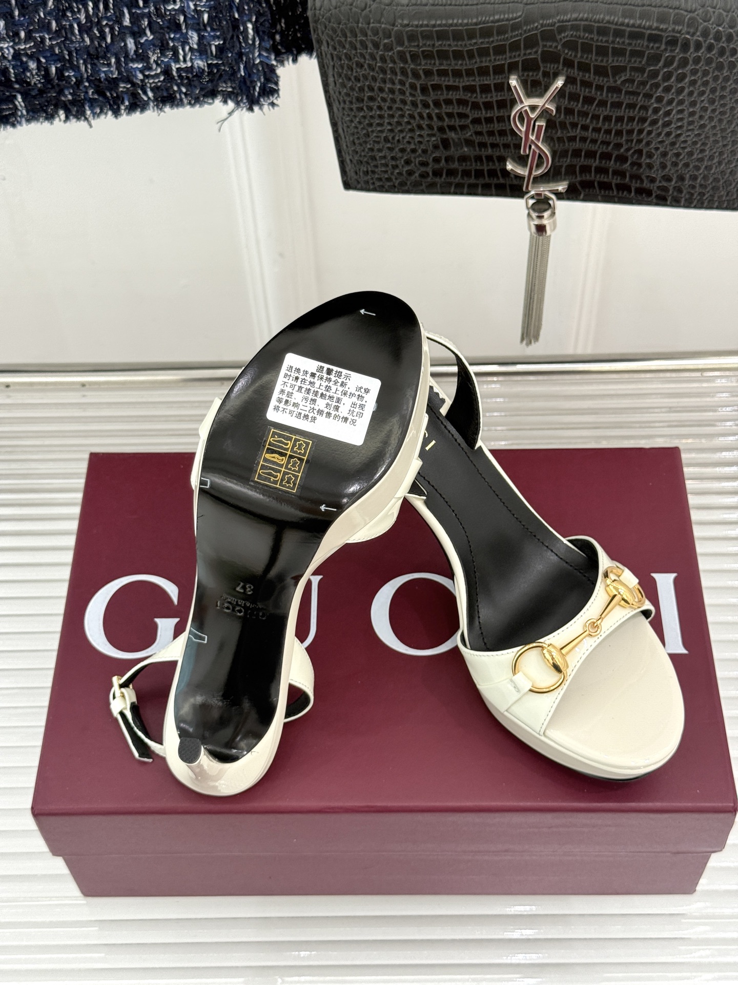 Gucci/古驰26WF新品马衔扣 鱼嘴防水台细跟高跟凉鞋 演绎复古奢华与现代气场的融合之作。 标志性金属马衔扣点缀鱼嘴